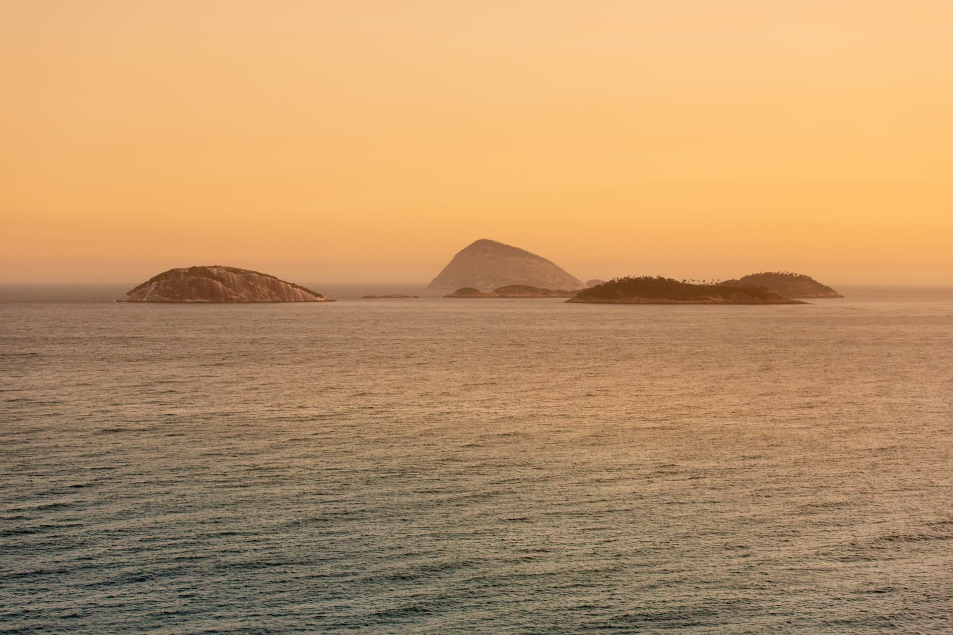 Pôr do sol sobre o mar de Ipanema com as Ilhas Cagarras ao fundo, vista do 786 Prudente